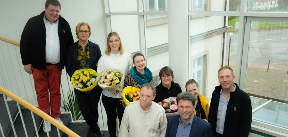 Mitarbeiter, die geehrt wurden, versammeln sich zum Gruppenbild auf der Treppe im Rathaus der Stadt Bad Dürkheim
