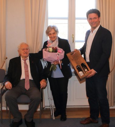 v.l.n.r.: SR Dr. Bernhard Orth, seine Gattin Dr. Gertrud Orth und Bürgermeister Christoph Glogger