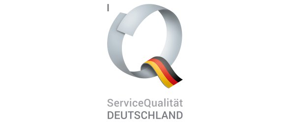 Der Buchstabe Q in Silber. Das Schwänzchen des Buchstabend Q ist die Deutschland Flagge, unter dem "Q" steht: "ServiceQualität Deutschland" in grauer Schrift.