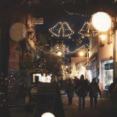 Zwischen dem Römerplatz und dem Ludwigsplatz sind die Wege weihnachtlich ausgeleuchtet und entsprechend dekoriert.