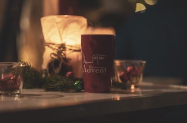 Die Dubbetasse gibt es auch noch in anderen Farben. Eins bleibt aber gleich: Der Glühwein oder Kinderpunsch bleibt immer schön warm.