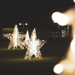 Der Obere Kurpark wird mit leuchtenden Sternfiguren dekoriert und illuminiert.